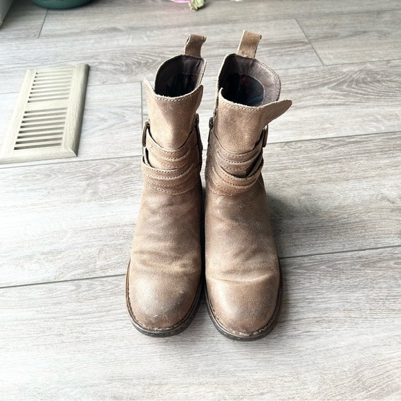 Born Leandra Gray Distressed Leather Boots Side Zip - Picture 3 of 13